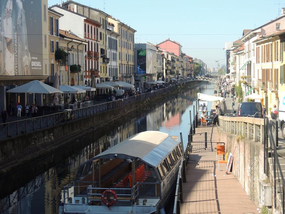 Štvrť Navigli, po ľavej časti brehu už vidieť začínajúce ranné blšie trhy