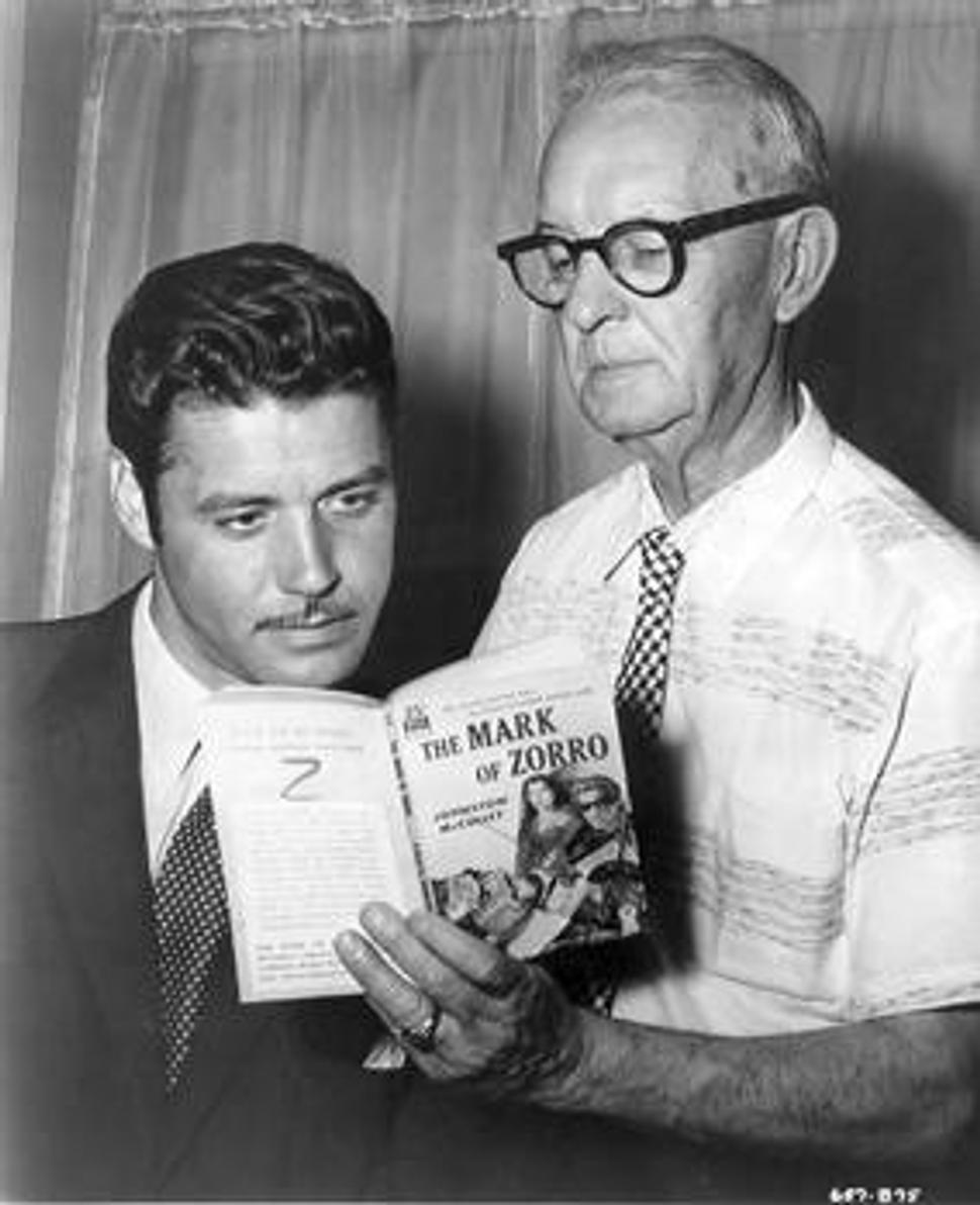Johnston McCulley (vpravo) s Guyom Williamsom, predstaviteľom Zorra v TV seriáli z produkcie Walt Disney Productions z roku 1957