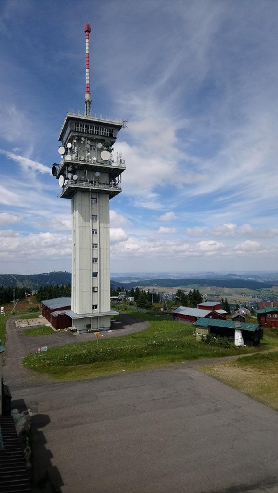 Televízny vysielač Klínovec fotený z rozhľadne