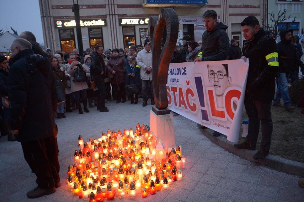 Milan Kaplan (napravo) - organizátor protestov Za slušné Slovensko v Michalovciach, marec 2018