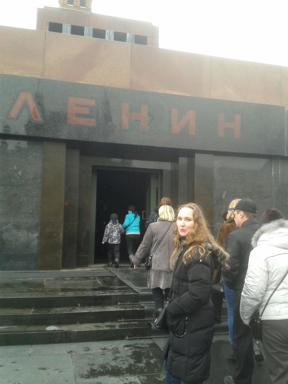 Lenin večne živý, hneď vedľa Stalinovho pamätníka.