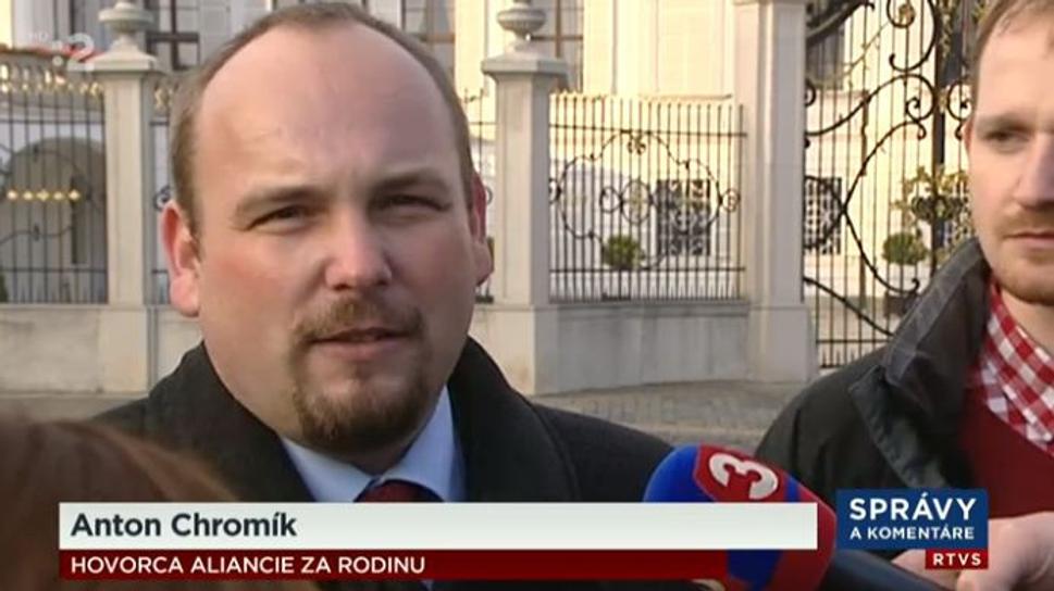 Právnik Anton Chromík sa považuje za slušného občana. Cíti sa byť vyvolený určovať slobody a práva iným ľuďom. Chromík si razí cestu do slovenskej politiky. Nahradí Mečiara, Fica alebo Kotlebu?