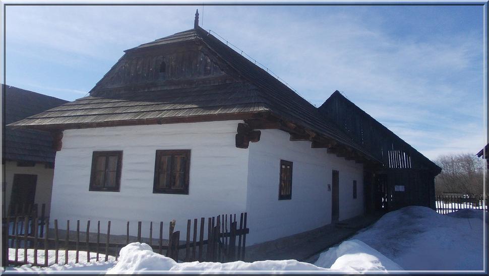 Začlenenie (bezzemok, drobný, stredný a bohatý) obyčajne sa dalo posúdiť podľa veľkosti a počtu hospodárskych stavieb.