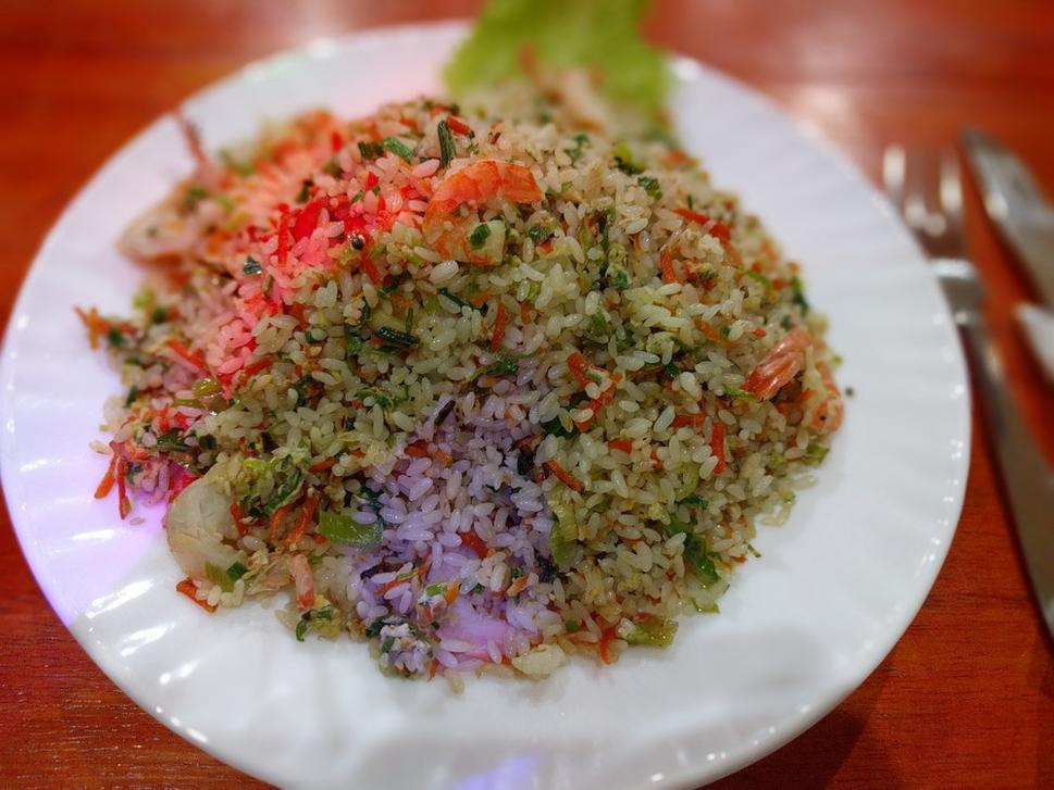 Fried rice (trochu mi tá ryža svetielkovala z výzdoby v reštaurácii :)