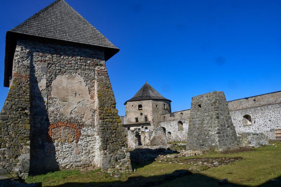 Vartovka na hrade Bzovík. Balaša zrušil kláštorný kostol a z jeho dvojvežia ponechal iba jednu vežu. Tú prebudoval na vartovku.