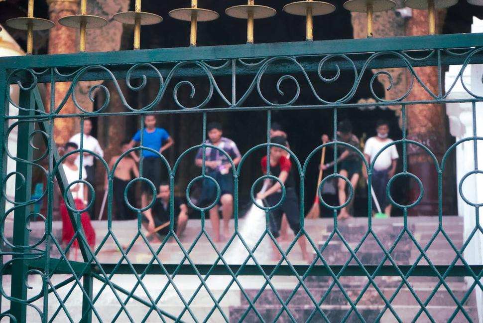 Dezinfekcia Shwedagon pagody, ktorá ostáva pre verejnosť zatvorená