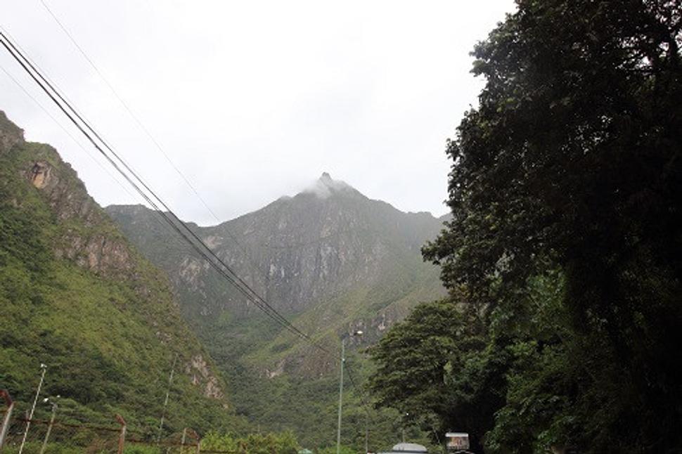 Huayana Picchu zo stanice Hidroeletrica - je jemne vidno aj cestu Inkov cez stred hory