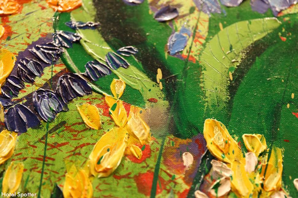 Júlia Haluzová: Rozkvitnutá horská lúka. Detail. (V centre obrázka je lienka.)