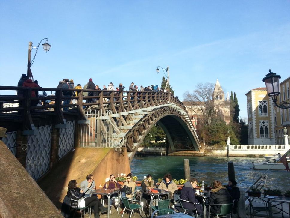 Ponte dell'Accademia jeden z troch mostov ponad Canal Grande.
