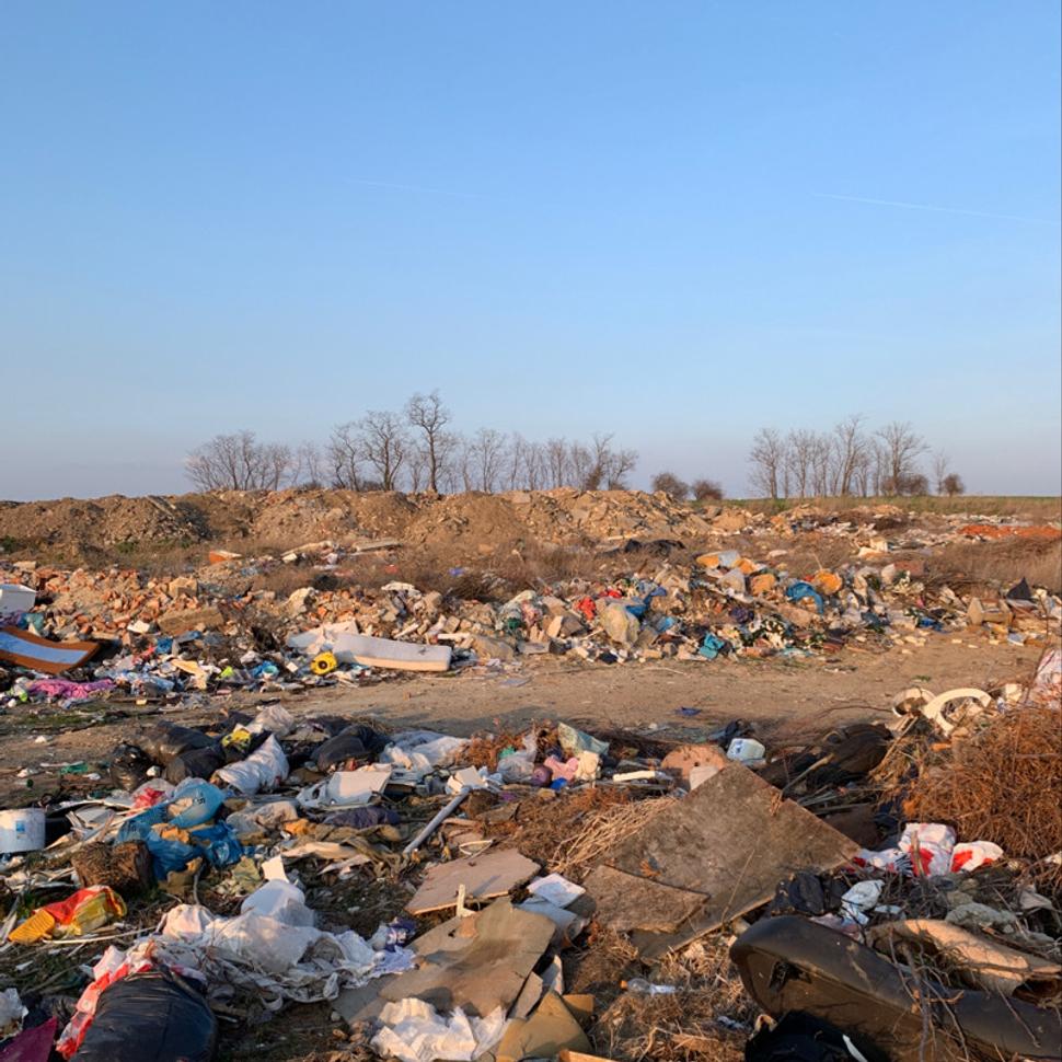Takto vyzerá čierna skládka v Žitavciach. Vpredu komunálny odpad, vzadu je vydieť kopce nelegálne navezeného stavebného odpadu