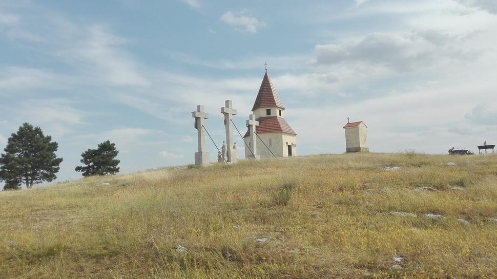 Smerom ku kaplnke a 3 krížom.
