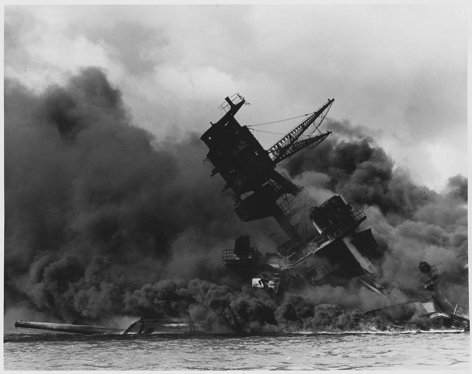 ojová loď USS Arizona v plameňoch. Zdroj: https://commons.wikimedia.org/wiki/File:The_USS_Arizona_(BB-39)_burning_after_the_Japanese_attack_on_Pearl_Harbor_-_NARA_-_195617.tif#/media/File:The_USS_Arizona_(BB-39)_burning_after_the_Japanese_attack_on_Pearl_Harbor_-_NARA_-_195617.jpg. Licencia: Public domain.