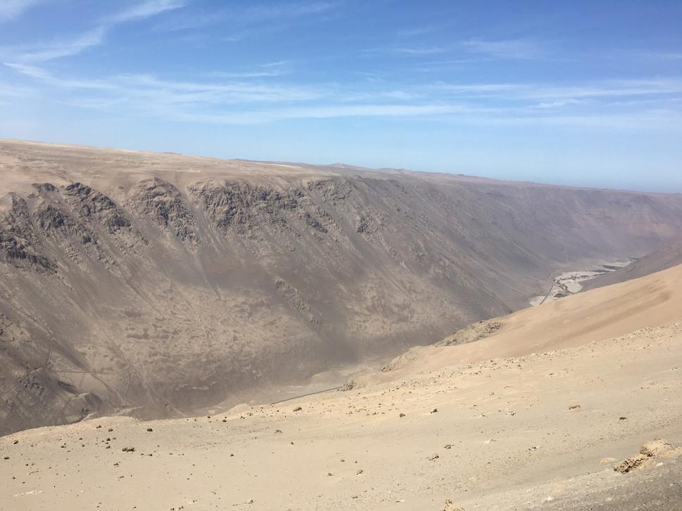 Tento krásny výhľad na krajinu trval celú cestu z Aricy do Iquique teda asi 6 hodín. Nič zelené.