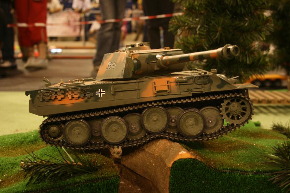 Model nemeckého tanku na diaľkové ovládanie hravo zvláda model náročného terénu.
