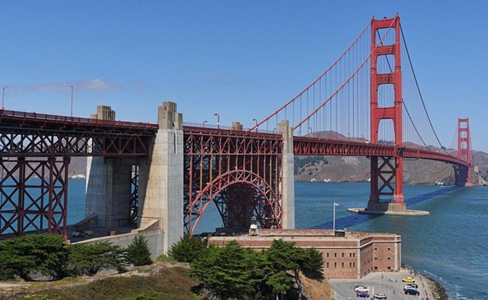 Konečne sme pri moste Golden gate, kde nás čaká jediné nepríjemné stúpanie do kopca.
