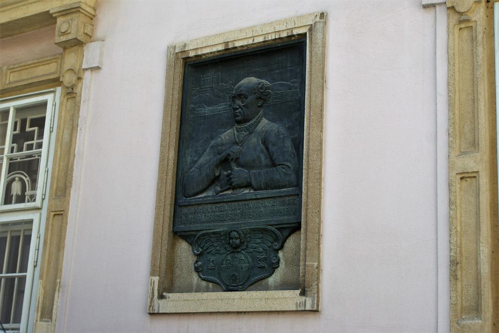 na ľavej strane Primaciálneho paláca je možné vidieť umelecké dielo, znázorňujúce Paracelsa