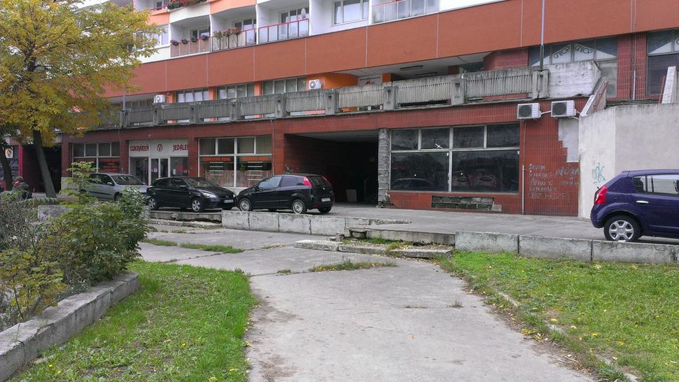 Vnútroblok Šusteková. Objektívne treba dodať, že k malým úpravám došlo v predvolebnom čase napríklad Budatínskej a momentálne prebieha rozsiahla investícia na Námestí hraničiarov. Program bol však na 4 roky a nie polroka pred voľbami, či nie?