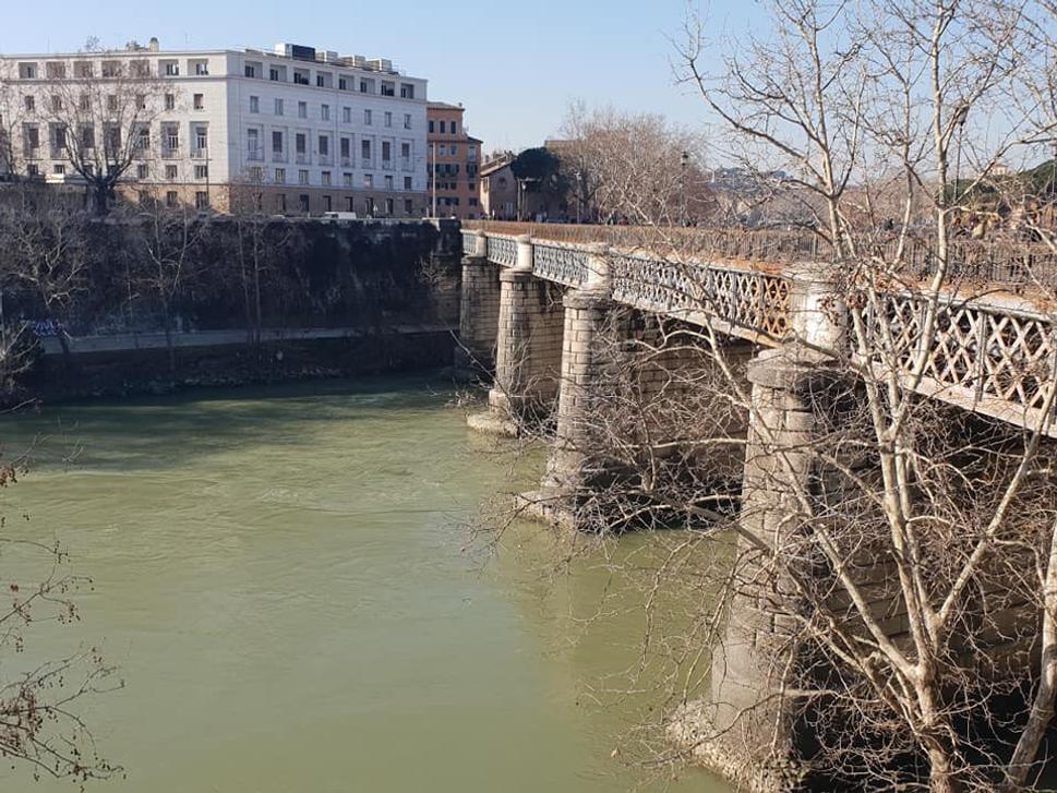 Silne zážitková pre mňa bola aj rieka Tiber. Jej vody obmývajú mesto i jeho históriu.