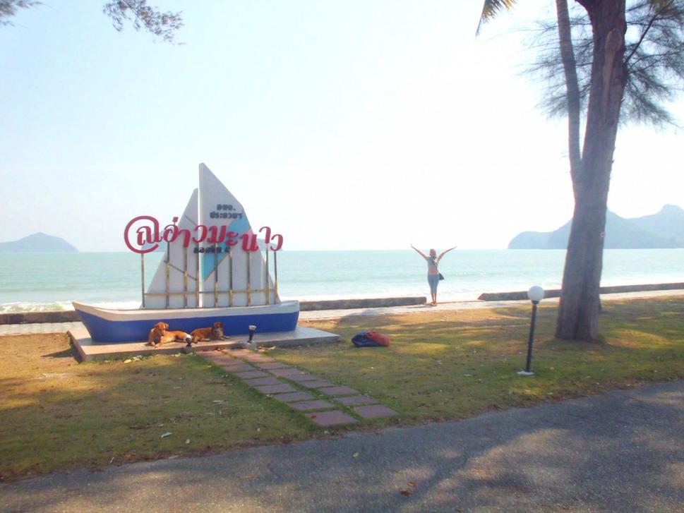 Najkrajšia z troch pláží v Prachuap Khiri Khan - Ao Manao