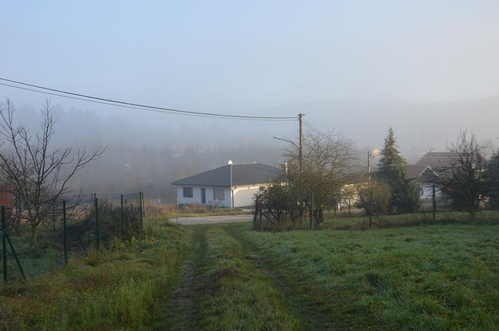 pohľad na zahmlenú obec