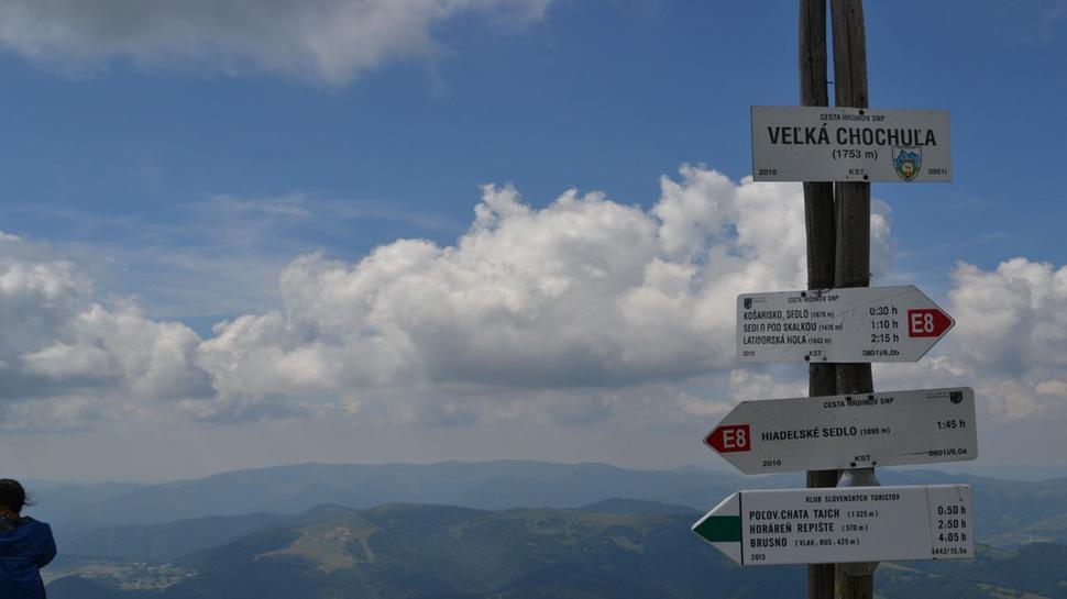 Smerovník na vrchu Veľká Chochuľa.
