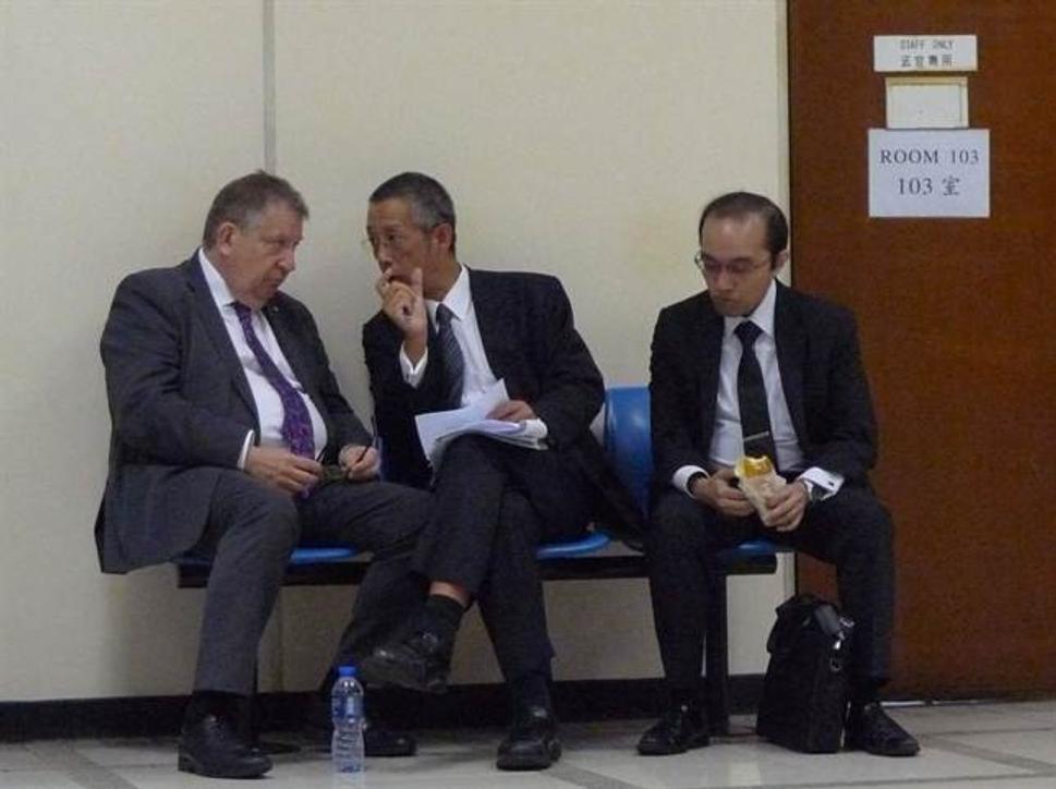 Na sude v HongKongu. Dostal neaku pokutu a teraz vo Svedsku KOPACKY z dobre plateneho miesta.