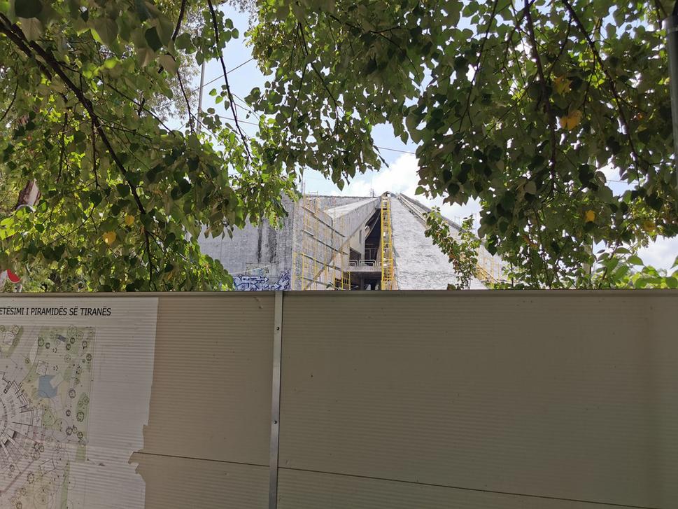 pyramída v rekonštrukcii, Tirana, Albánsko