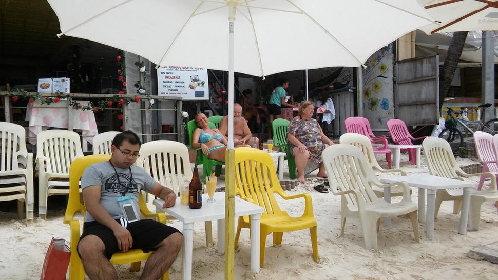 Túto fotku som si dal urobiť na želanie. taiwanský turista si objednal krígeľ ľadu a dvojlitrové pivo a toto popíjal a driemal asi hodinu