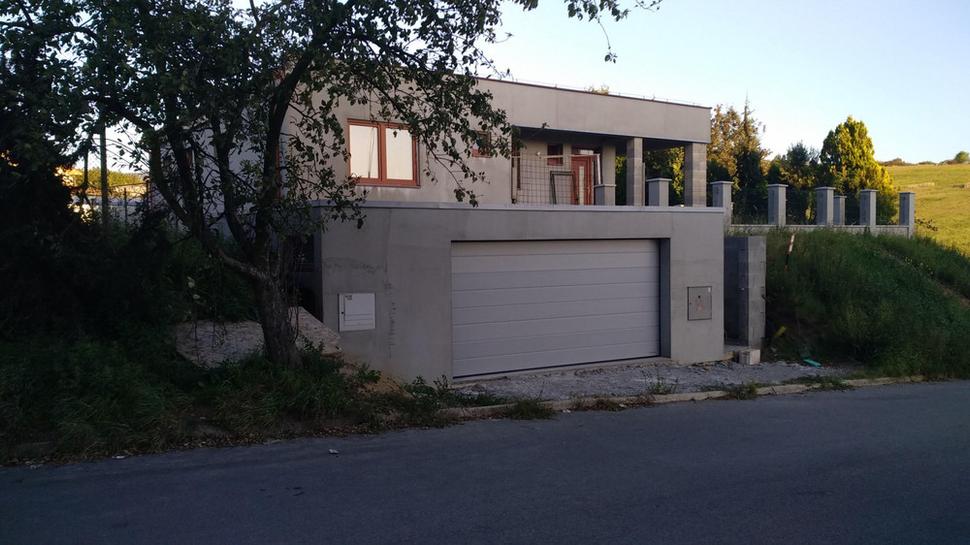 Na miesto prístupu k domu vybudoval garáž