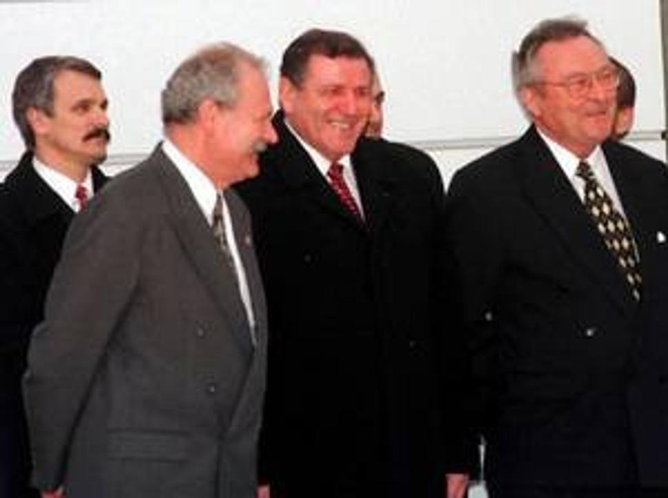 Predseda Národnej rady Ivan Gašparovič, premiér Vladimír Mečiar a predseda Ústavného súdu Milan Čič počas slávnostného ceremoniálu odstupujúceho prezidenta Michala Kováča