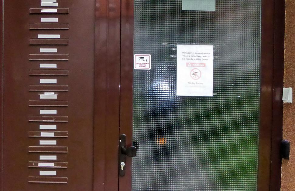 Upozornenie so značkou zákazu je nalepená na dverách