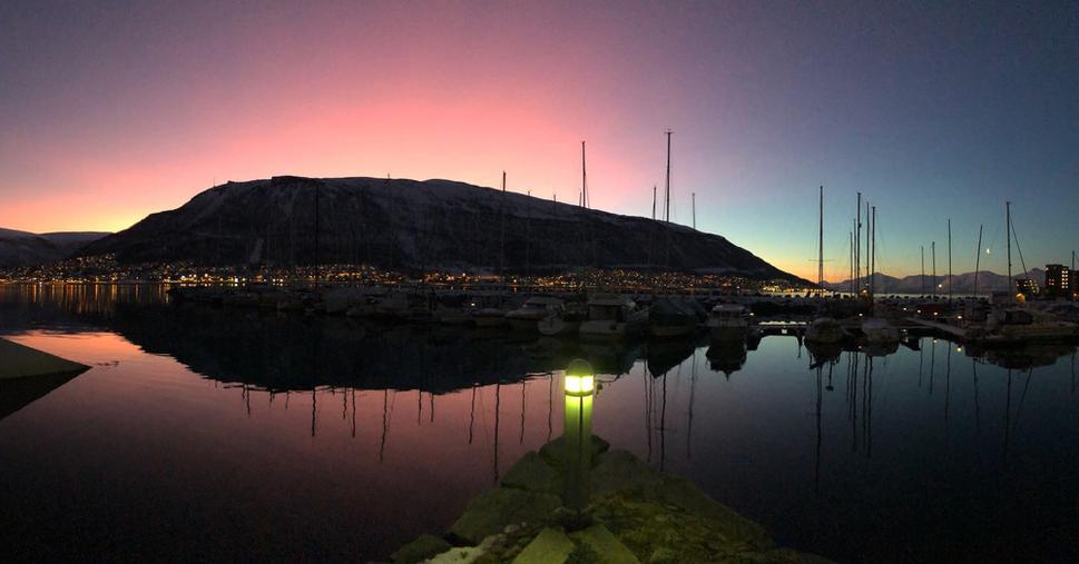 panoráma prístavu Tromsa zavčas rána