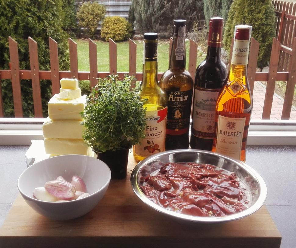Na obrázku zobrazené množstvá zodpovedajú 2,5 násobku jednej várky, ktorú recept uvádza, vajcia sme sem pozabudli doložiť