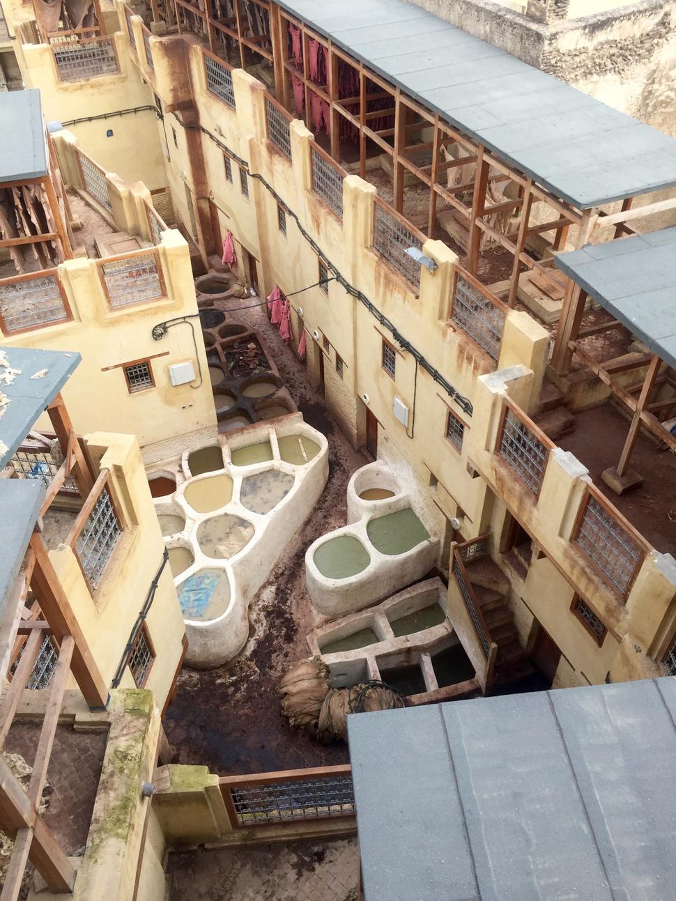 Zastrešené okolie rozľahlých tanneries.