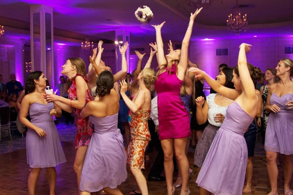 Obrázok z: http://www.weddinghouse.co.nz/wedding-blog/the-dangerous-art-of-catching-the-wedding-bouquet