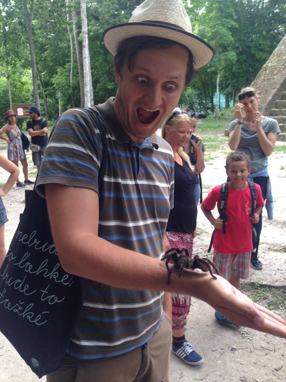 Na prechádzke náš sprievodca našiel takúto tarantulu a všetci sme si museli urobiť foto. Ja sa o tú moju podelím, nech to malo význam.