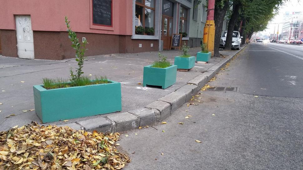 Kvetináče na rohu Prievozskej a Zvolenskej.