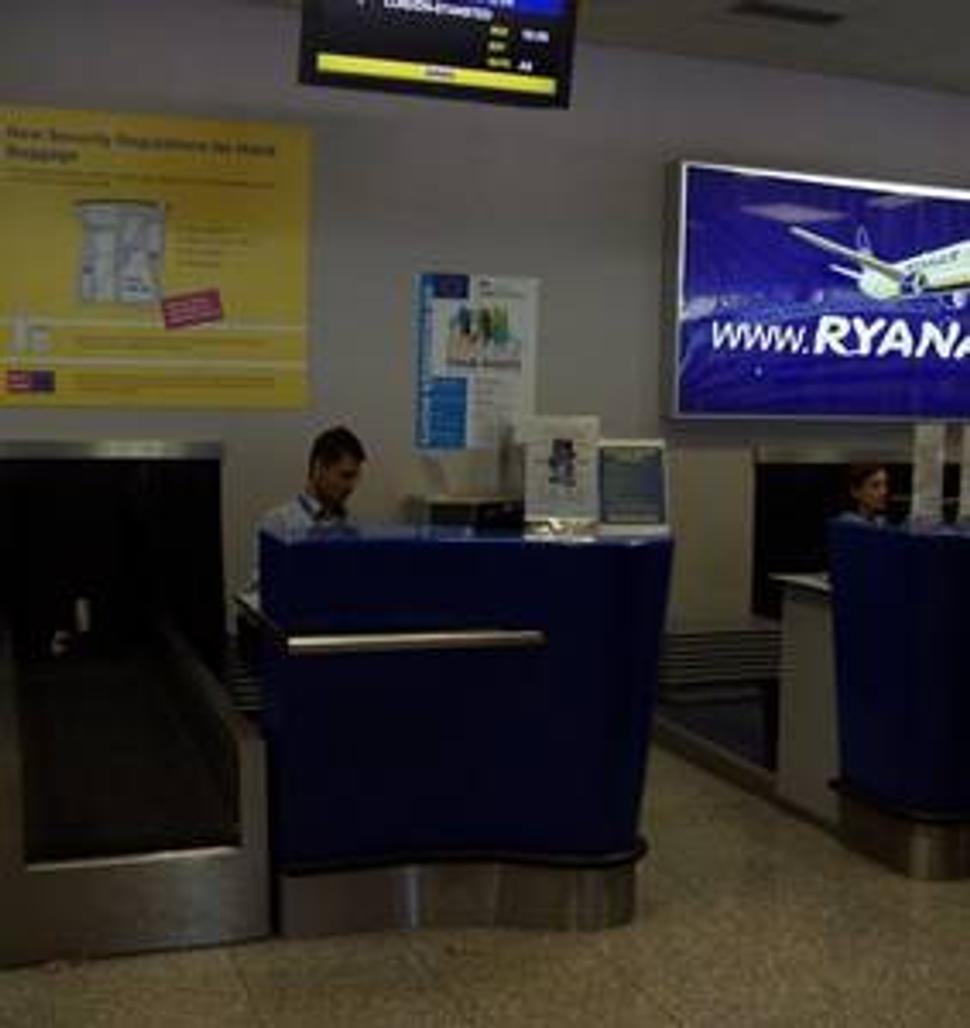 Na letisku v Bratislave - Totiž, nastali komplikácie s batožinou. Ale to viete, low-cost aerolinky...