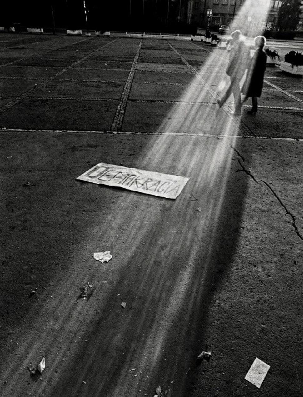 • Demokracia? • Po demonštrácii, Nové Zámky, november 1989 •