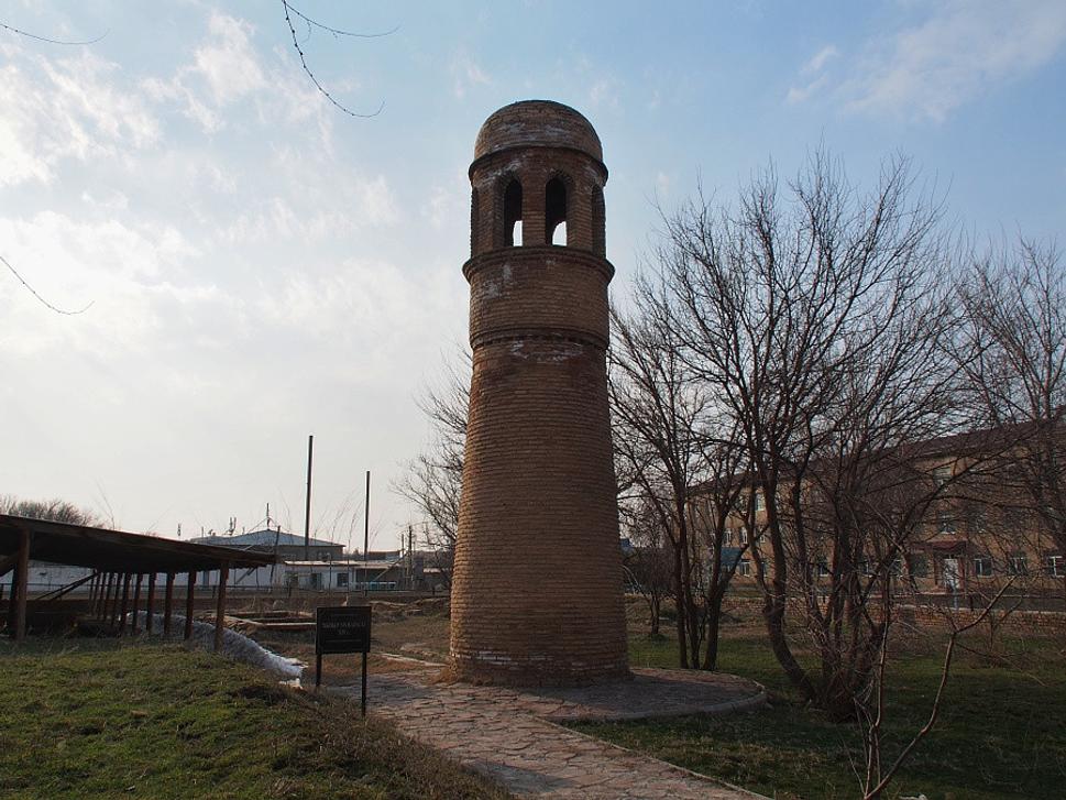 Minaret v Sajrame