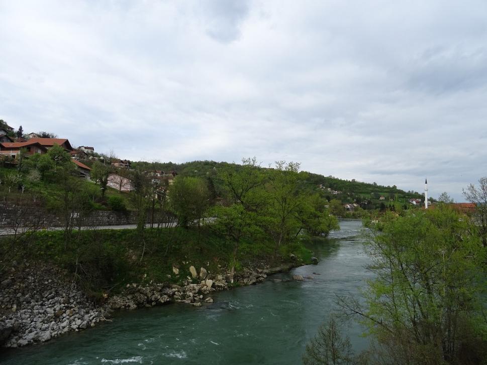 Výhľad z terasy na rieku Vrbas, ktorá preteká mestom Banja Luka