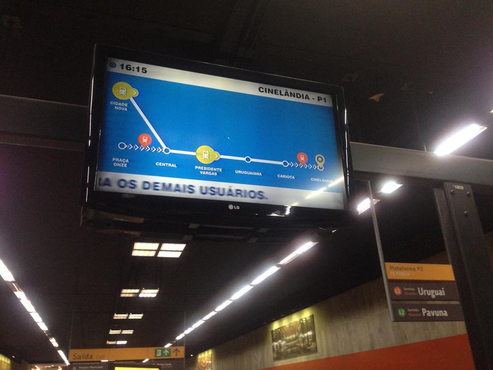 V Riu de Janeiro je pomerne ľahké zorientovať sa vo verejnej doprave (teda mám na mysli metro, nie autobusy). Metro má len 2 linky a na monitoroch je presne vidieť, kde sa ktorý vlak nachádza a kedy dorazí na moju stanicu.