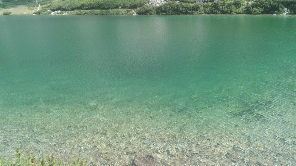 Voda Velického plesa ako z Jadranu.