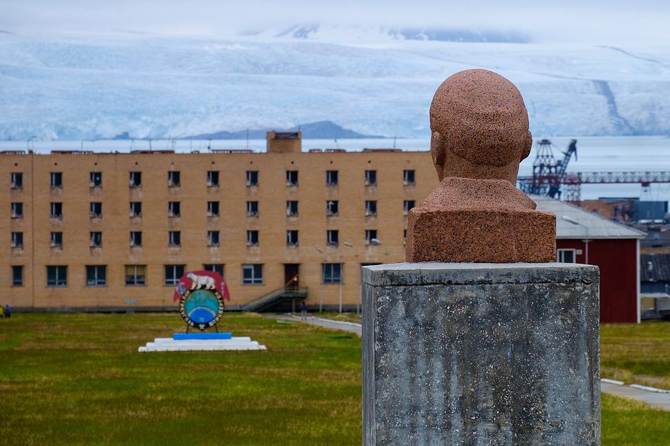 Pohľad na ubytovňu a v pozadí ľadovec Nordenskiöldbreen.