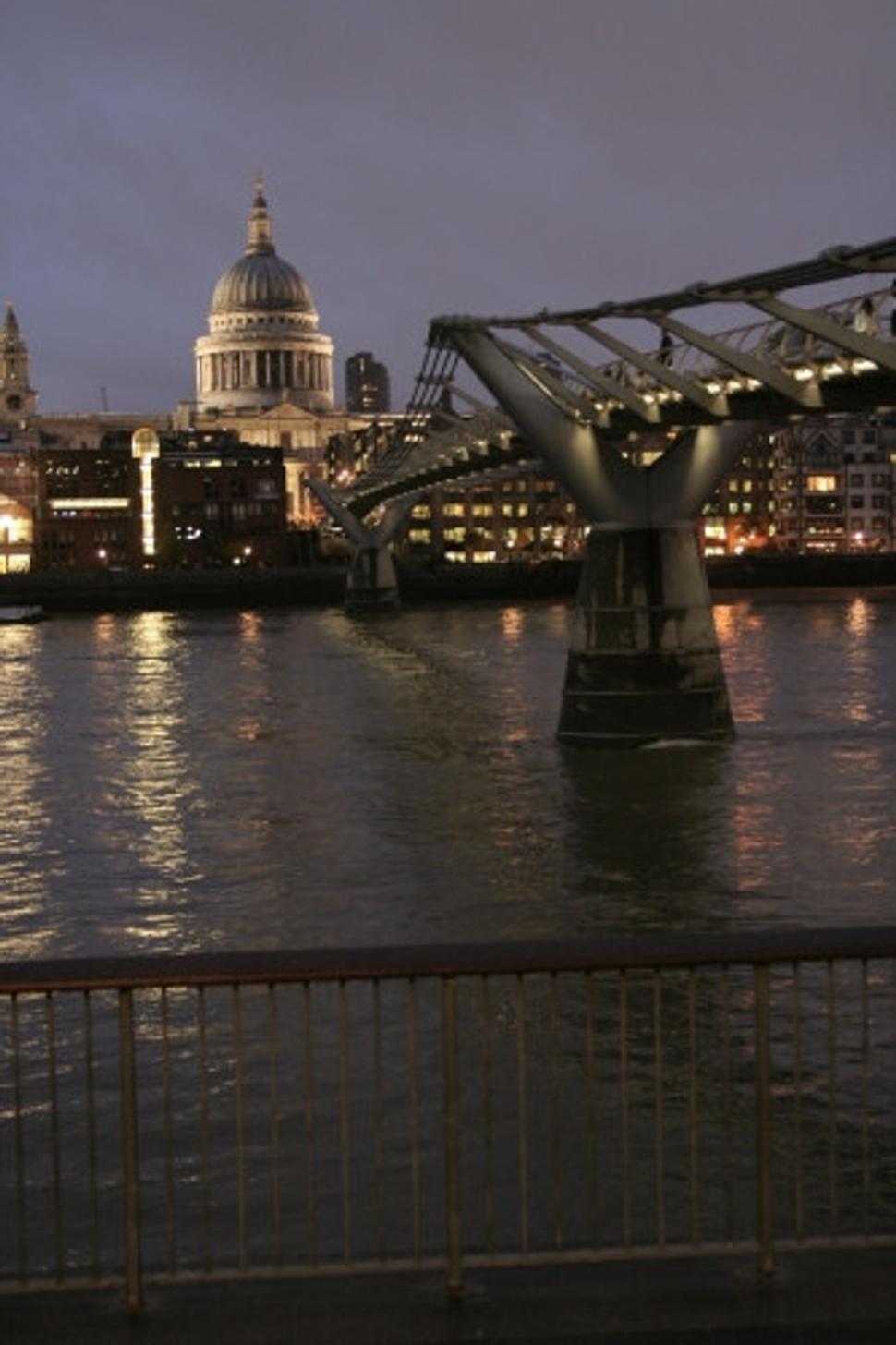 St. Paul's Cathedral a Millennium Bridge