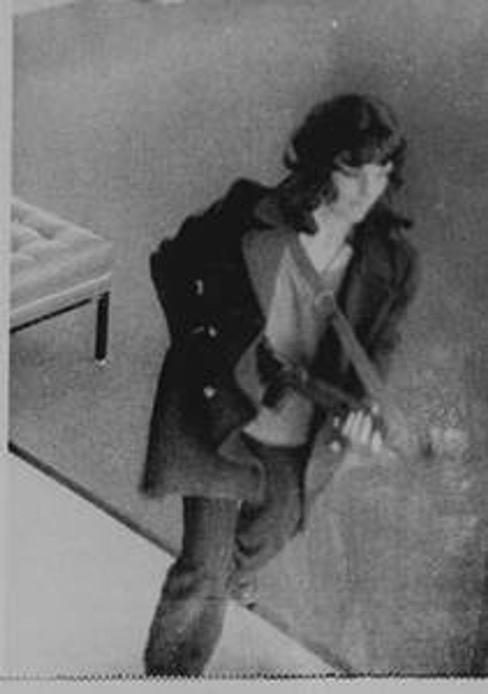 Patty Hearst pomáha SLA (Symbionese Liberation Army) vylúpiť banku dva mesiace po jej únose.