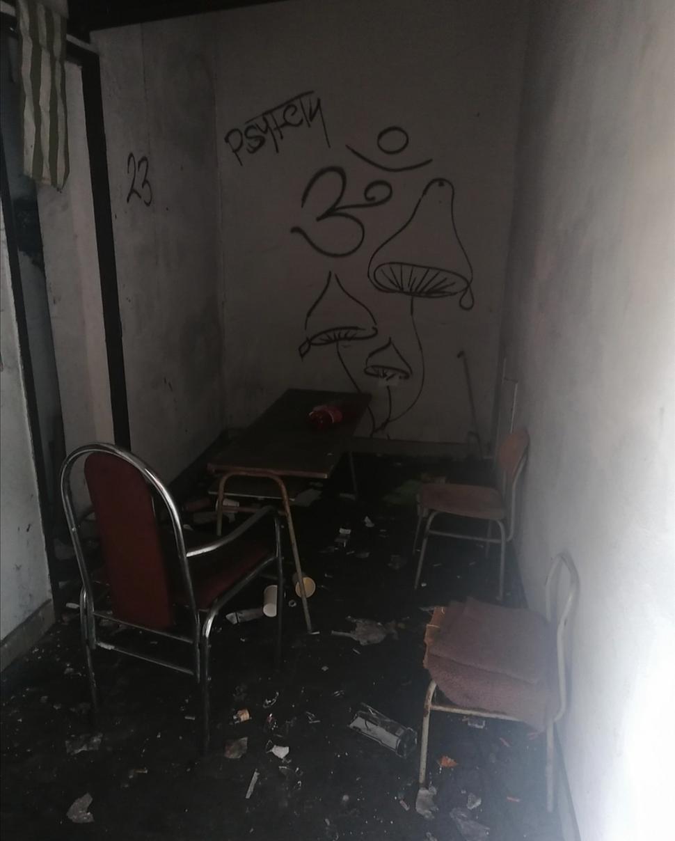 aj s nábytkom. A posledný výtvarný exponát