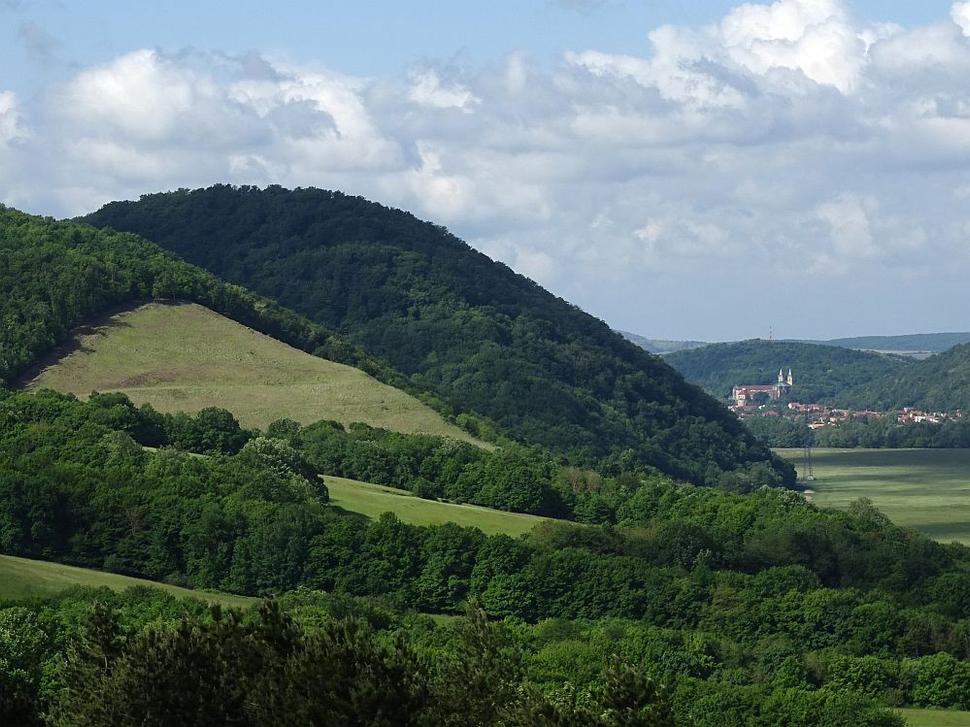 Pohľad na Luchtov (Strážna veža) a Hronský Beňadik (Vartička) spod Breznického hradu.