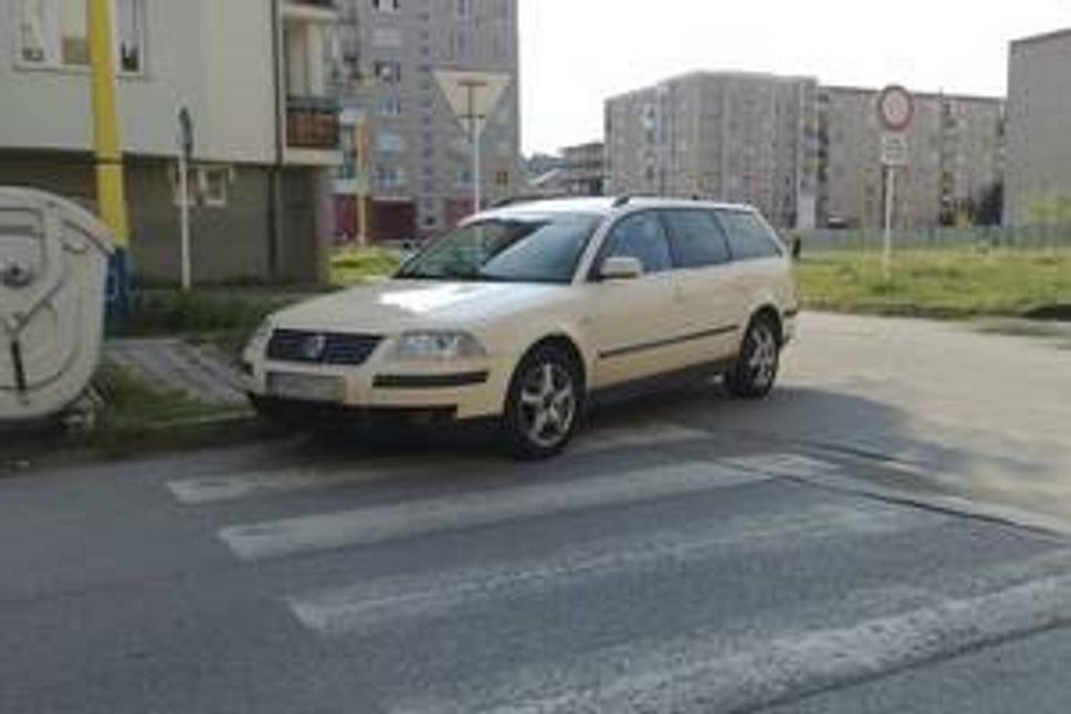 Parkovacích miest je málo - Státie na priechode však „neprejde“