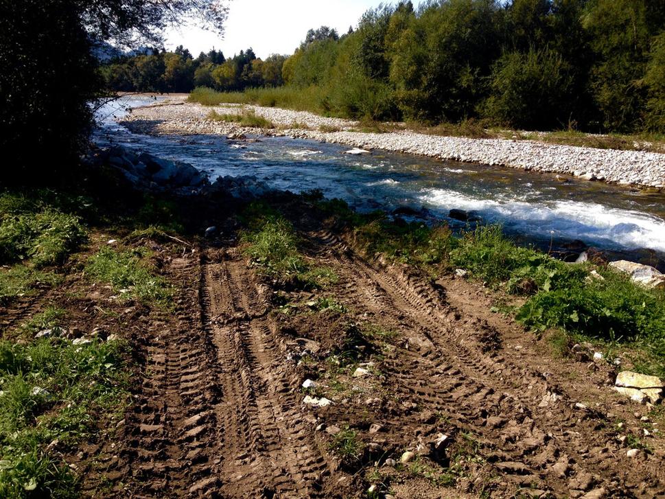 • Belá - ťažkými mechanizmami a autami rovno do horskej riavy. •